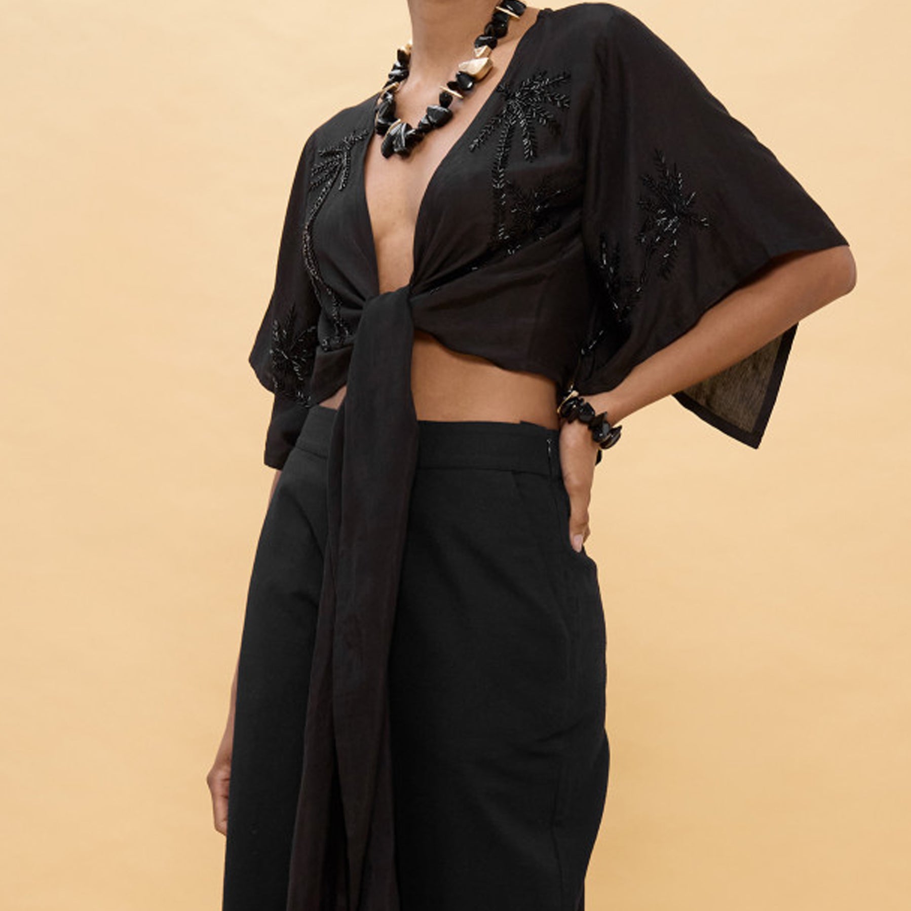 Camicia annodata con dettagli tono su tono Lola Casademunt LS2615009