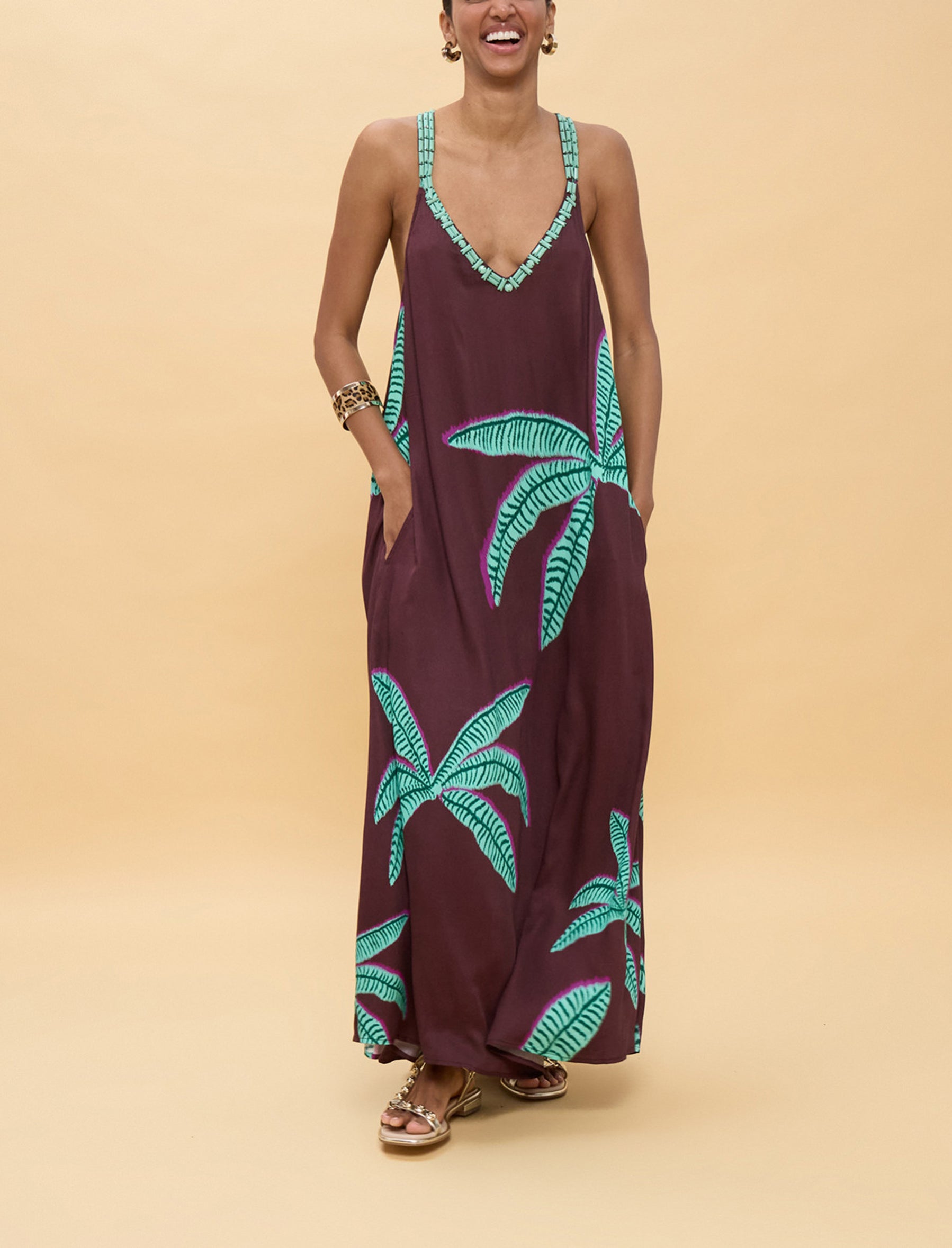 "Abito lungo Lola Casademunt LS2616022 colore Brown-Green, spalline sottili, stampa palme, scollo a V, tessuto leggero estivo – Donna"