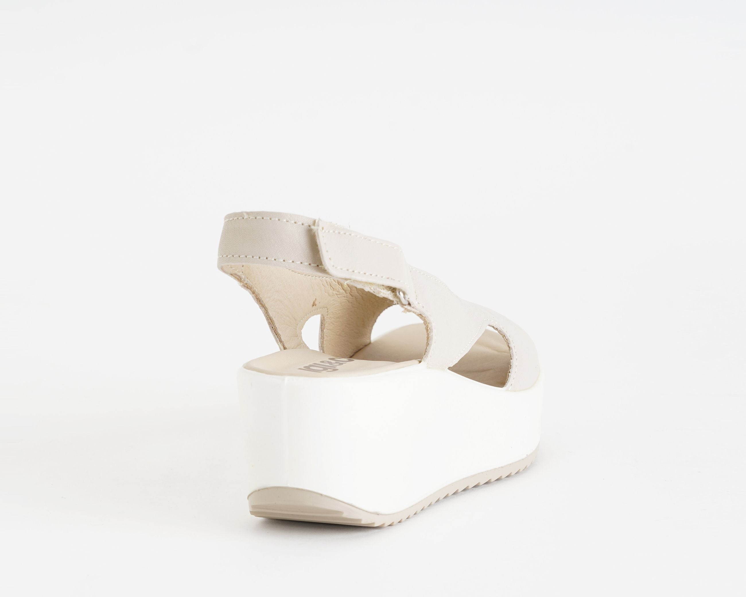 Sandalo con zeppa IGI&CO 1161733 panna da donna, tomaia in pelle e cinturino con strappo, zeppa 55 mm
