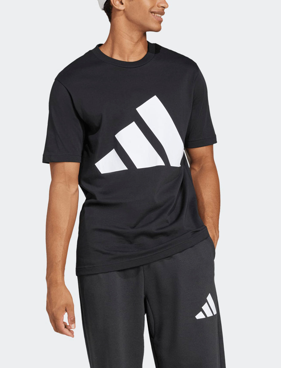 T-shirt uomo Adidas Essentials Big Logo JE8945 nera – vista frontale, vestibilità regular con girocollo