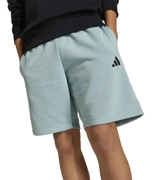 Adidas Shorts Slogan KG5194 – dettaglio logo stampato e tasca laterale