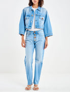 Giubbotto denim cropped donna Vicolo DAB5109 – vista frontale, denim chiaro con bottoni gioiello