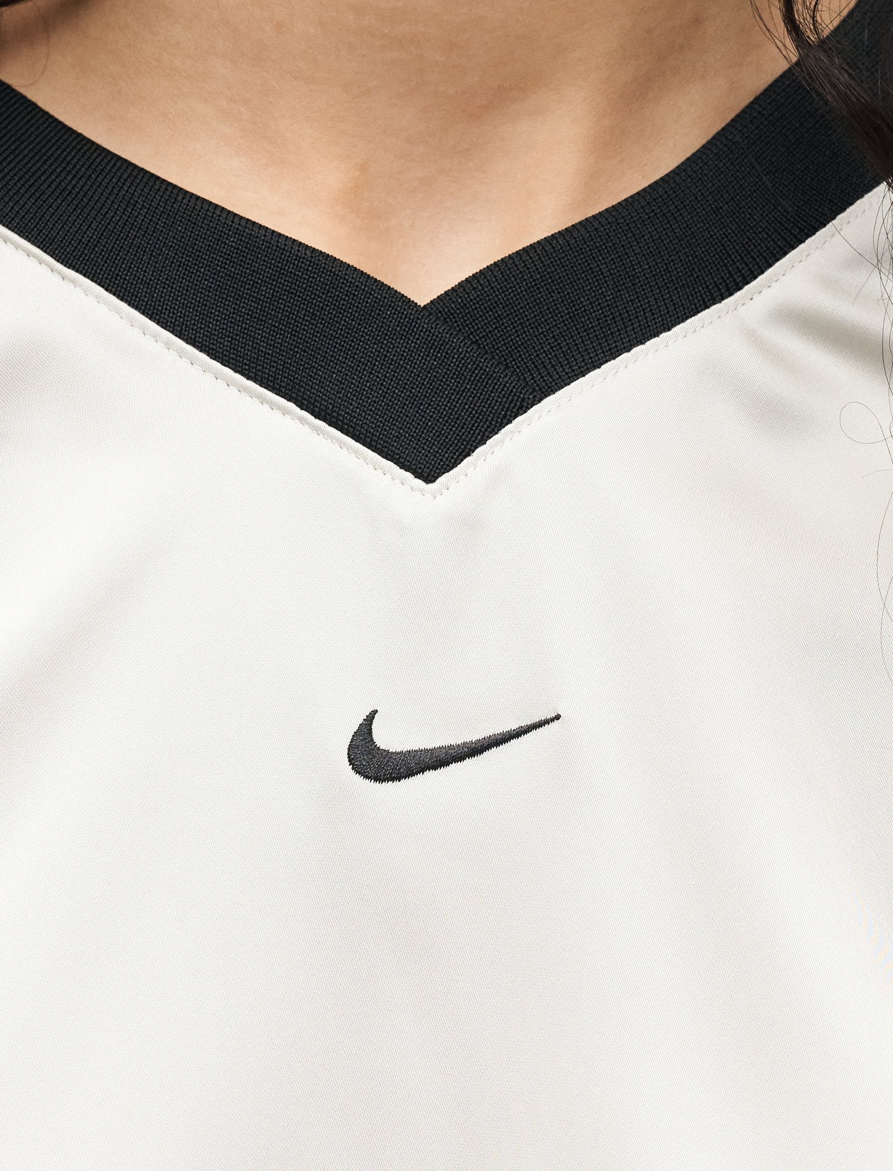 Top oversize satin Nike Sportswear IH1330-072 donna colore Light Bone/(Black)
