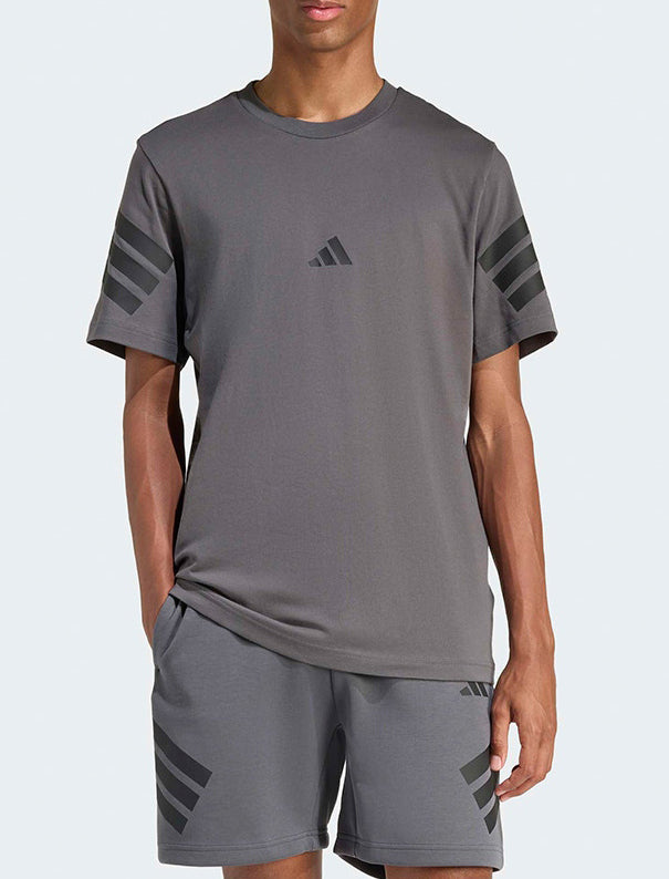Adidas Sportswear Future Icons KD5223 t-shirt uomo grigio grey six, 100% cotone con tre strisce sulle spalle, vestibilità regolare
