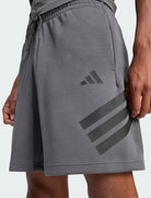 Adidas Future Icons 3-Stripes KD5241 short uomo grigio grey six, vestibilità regolare con girovita elastico e tasche laterali