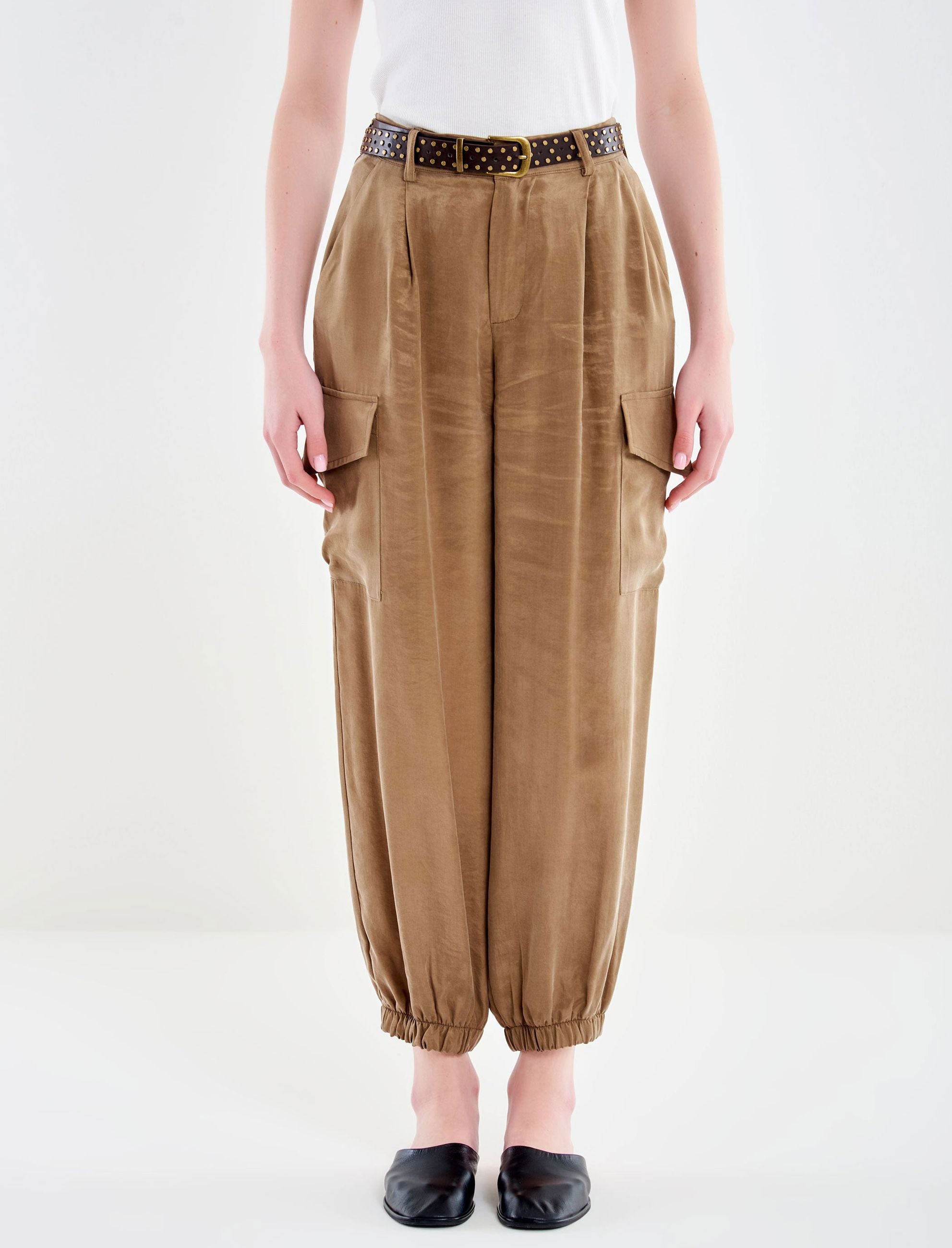 Pantalone verde Vicolo TAB0125 – vista frontale con tasconi laterali e cintura borchiette