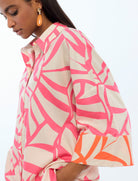 "Camicia a maniche corte con stampa a foglie Lola Casademunt LS2615098 colore Crudo-Rosa, maniche scese, tessuto leggero estivo – Donna"