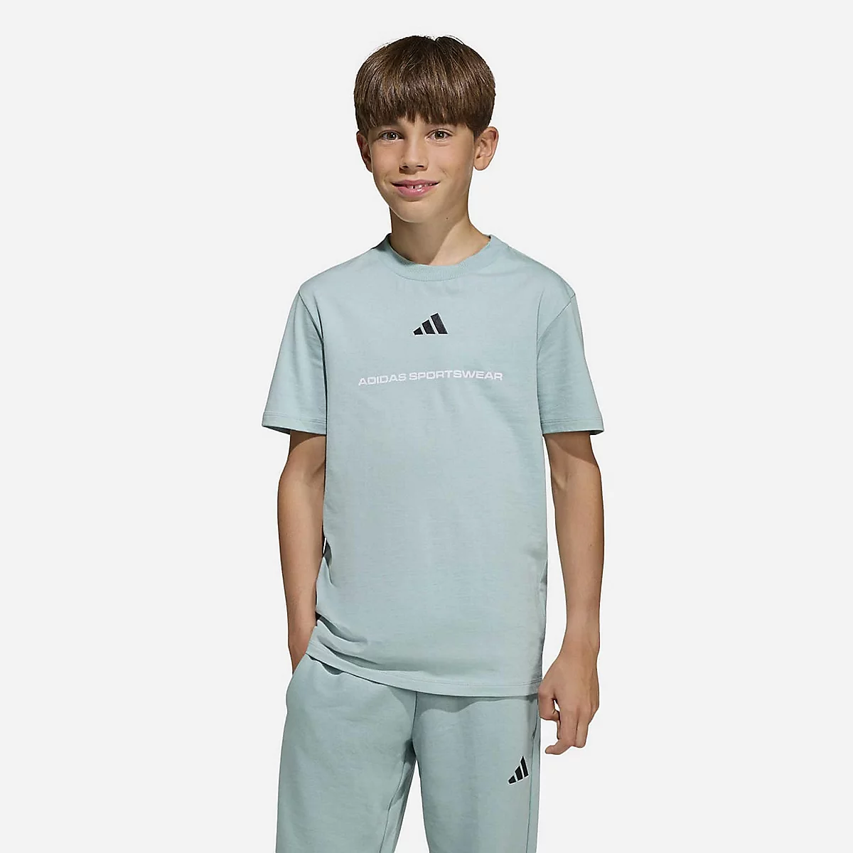 Adidas T-shirt Slogan KG5190 Tactile Green – t-shirt bambino indossata, vista frontale