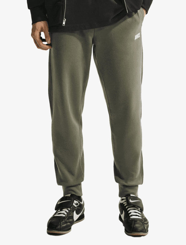 Joggers Nike Club Varsity IO3176-222 Medium Olive/White Uomo