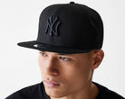 Cappello New Era 9FIFTY New York Yankees nero indossato – dettaglio logo ricamato e visiera piatta