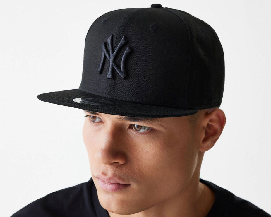 Cappello New Era 9FIFTY New York Yankees nero indossato – dettaglio logo ricamato e visiera piatta