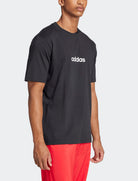 Dettaglio logo Linear Adidas t-shirt JE8993 nera uomo