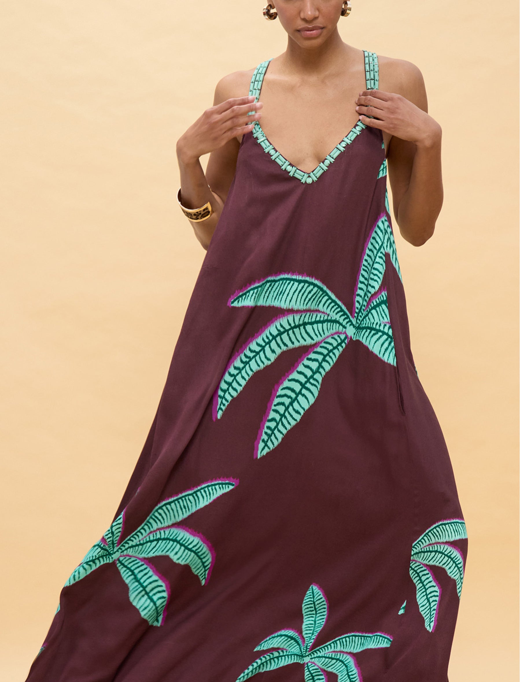 "Abito lungo Lola Casademunt LS2616022 colore Brown-Green, spalline sottili, stampa palme, scollo a V, tessuto leggero estivo – Donna"