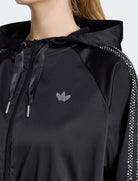 Dettaglio logo e decorazioni con perline in rilievo, felpa corta Adidas Pearl KC7864 nera donna
