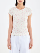 T-shirt cropped costine Vicolo UAB0203 rosa – vista frontale con profilo pizzo girocollo