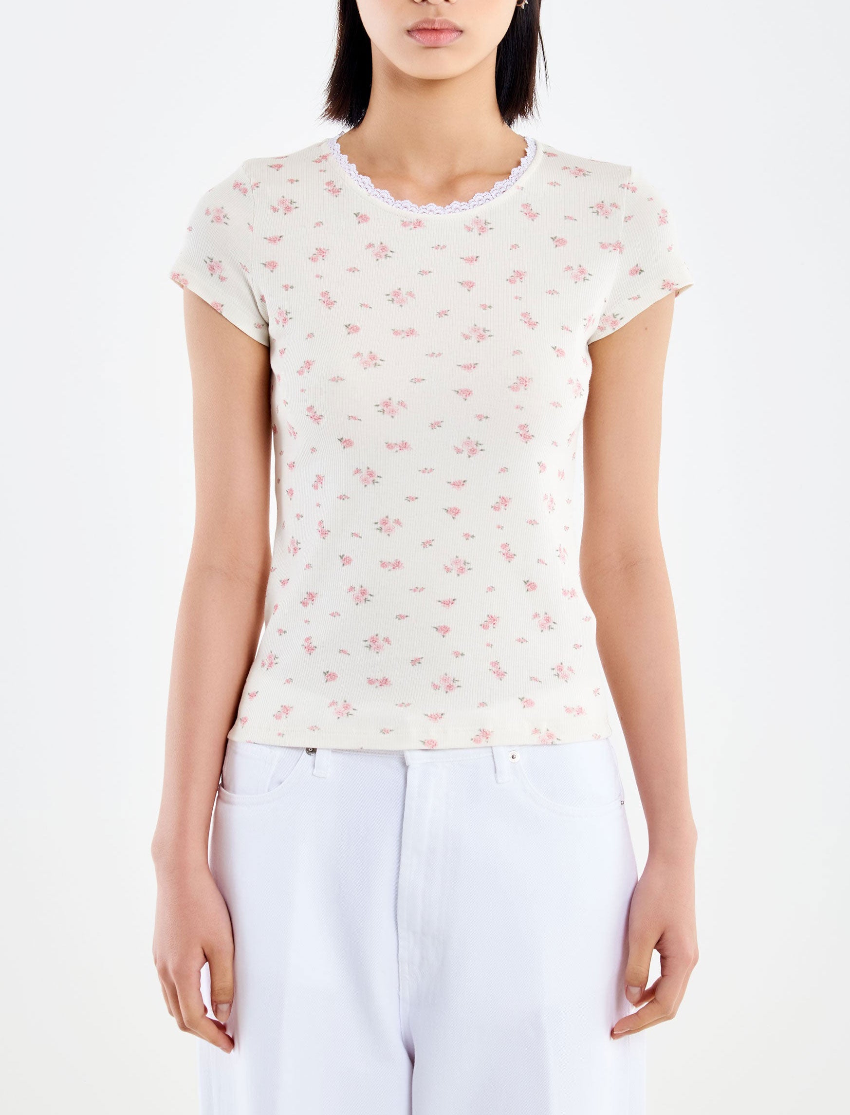 T-shirt cropped costine Vicolo UAB0203 rosa – vista frontale con profilo pizzo girocollo