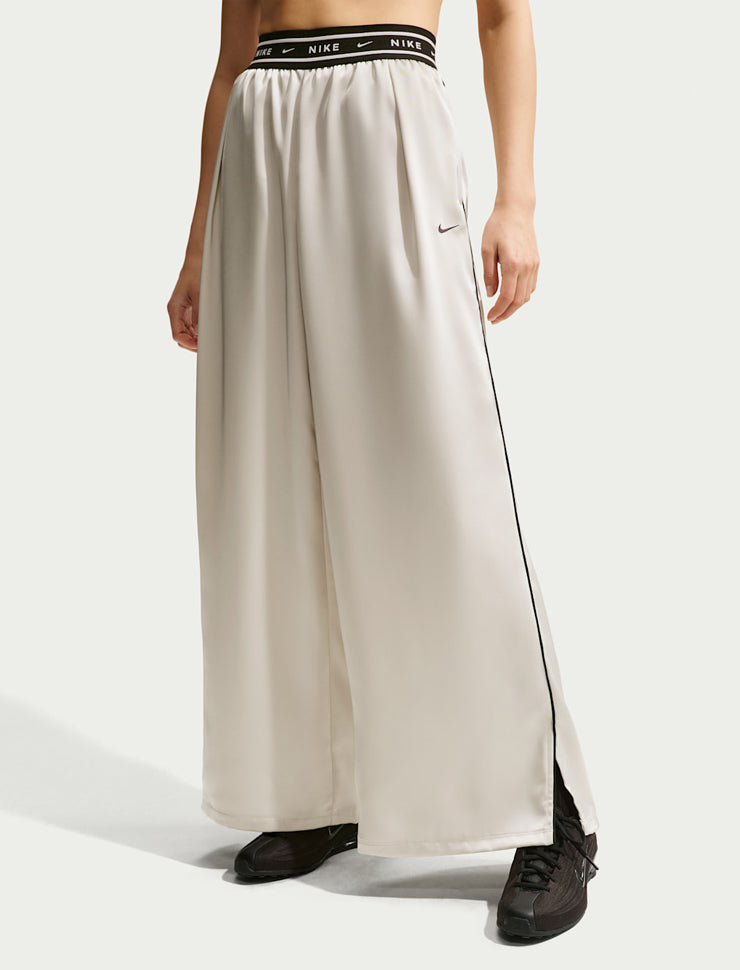 Pantaloni a vita media in raso Nike IH1326-072 Light Bone (Black) Donna