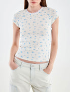 T-shirt cropped costine Vicolo UAB0203 polvere – vista frontale con profilo pizzo girocollo