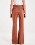Pantalone a zampa Vicolo color bruciato con piega frontale e tasche a filetto sul retro.