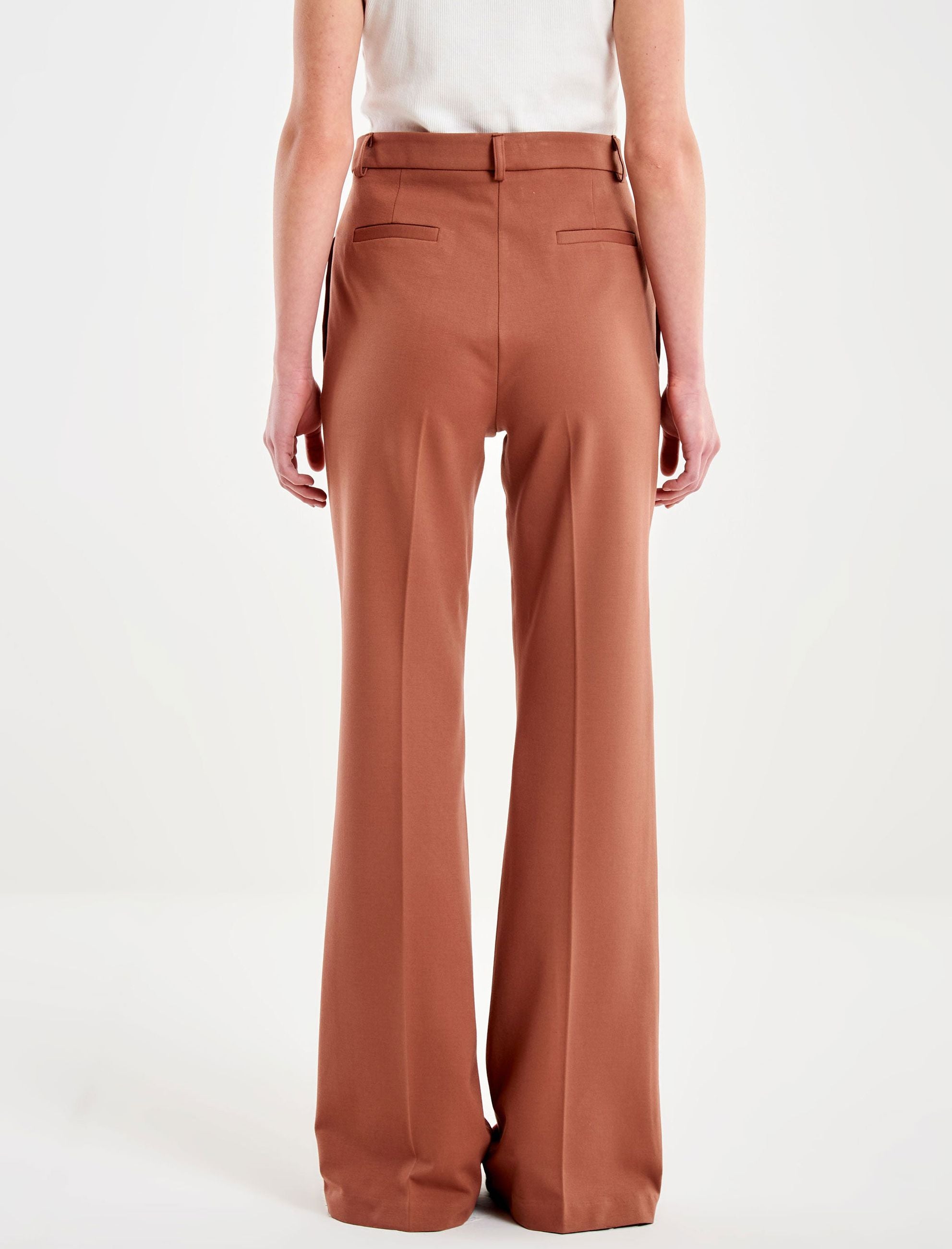 Pantalone a zampa Vicolo color bruciato con piega frontale e tasche a filetto sul retro.