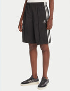 Shorts Adidas Adicolor Firebird Loose Fit JD0286 neri donna vista frontale