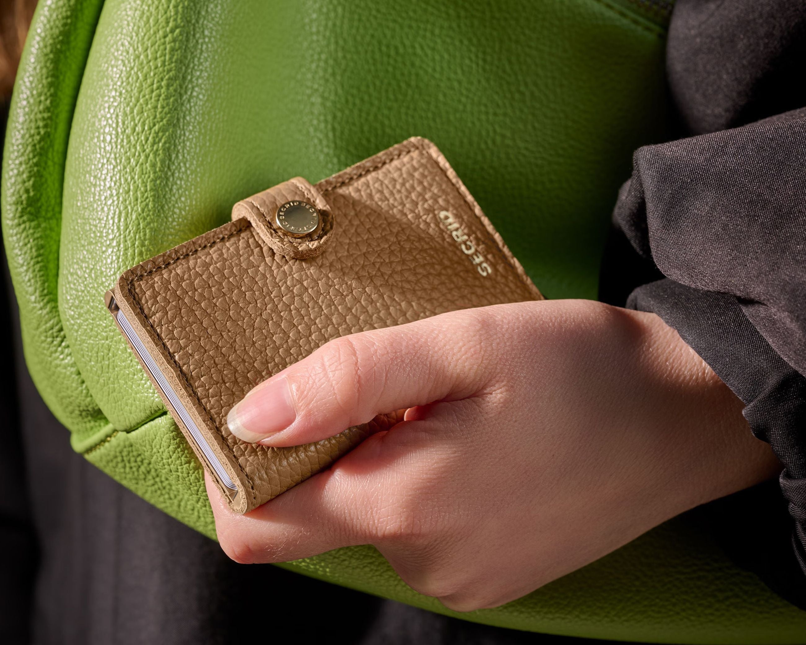 Portafoglio Secrid MPE-Cappuccino colore Cappuccino – miniwallet in pelle con protezione RFID
