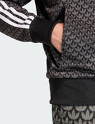 Dettaglio tasca motivo monogramma jacquard giacca Adidas Firebird KC9158