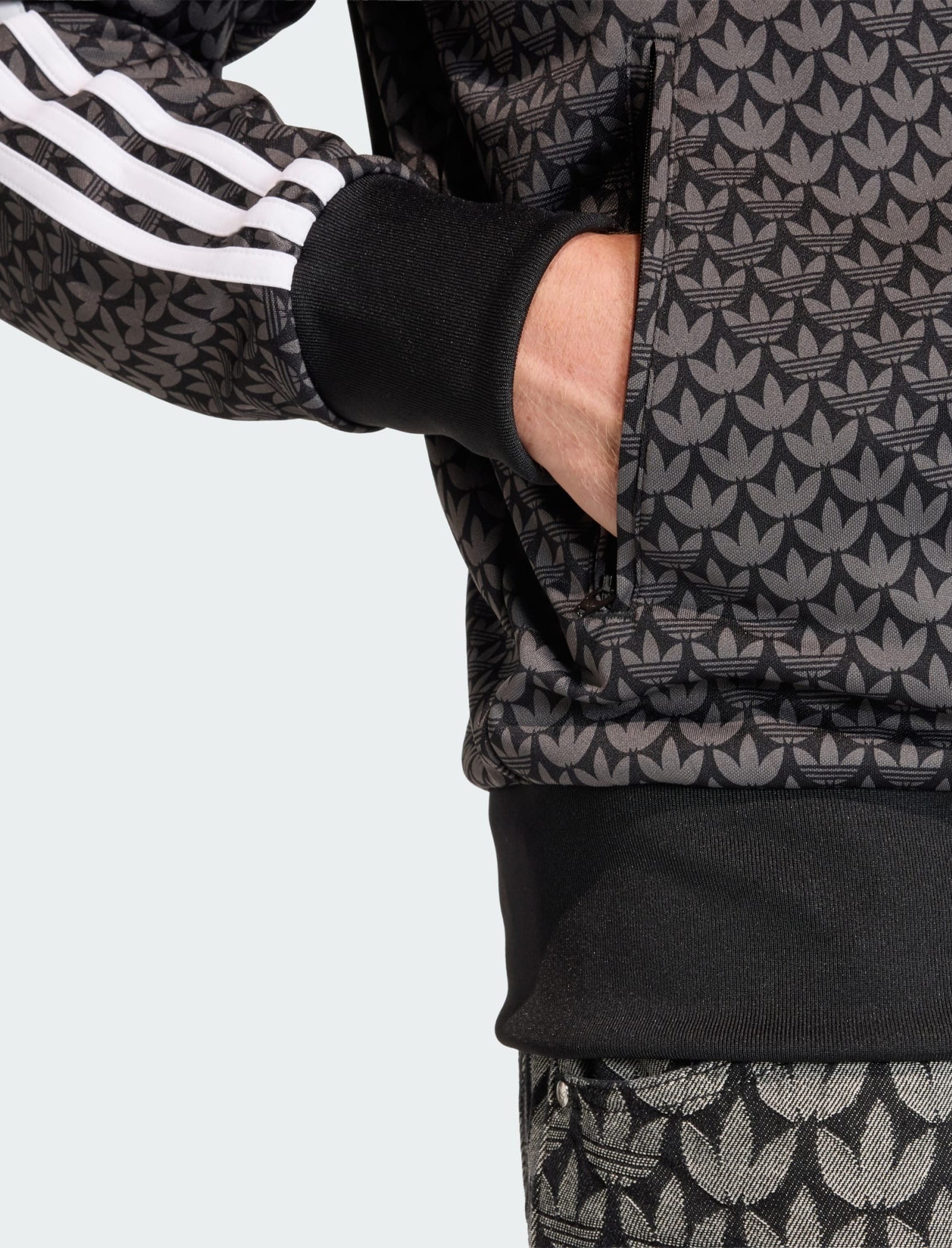 Dettaglio tasca motivo monogramma jacquard giacca Adidas Firebird KC9158