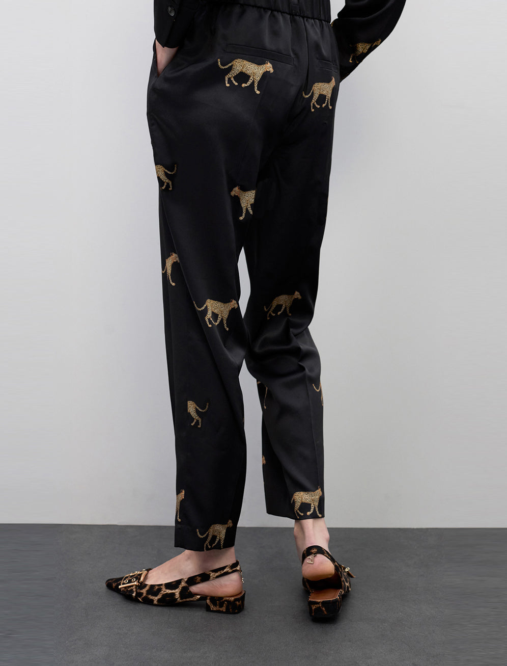 Joggers in raso con stampa leopardata Lola Casademunt LS2614022 Nero/Marrone Donna