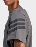 Adidas Sportswear Future Icons KD5223 t-shirt uomo grigio grey six, 100% cotone con tre strisce sulle spalle, vestibilità regolare