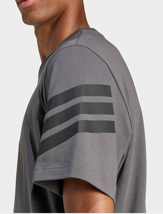 Adidas Sportswear Future Icons KD5223 t-shirt uomo grigio grey six, 100% cotone con tre strisce sulle spalle, vestibilità regolare
