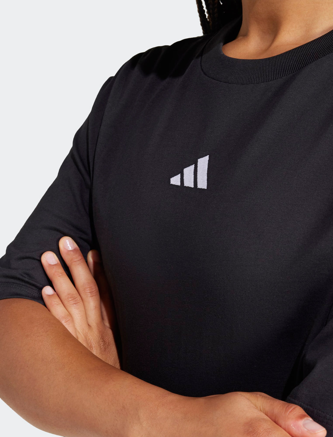 Dettaglio spalle scese t-shirt crop Adidas 3-Stripes JD4998 nera donna
