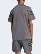 Adidas Sportswear Future Icons KD5223 t-shirt uomo grigio grey six, 100% cotone con tre strisce sulle spalle, vestibilità regolare