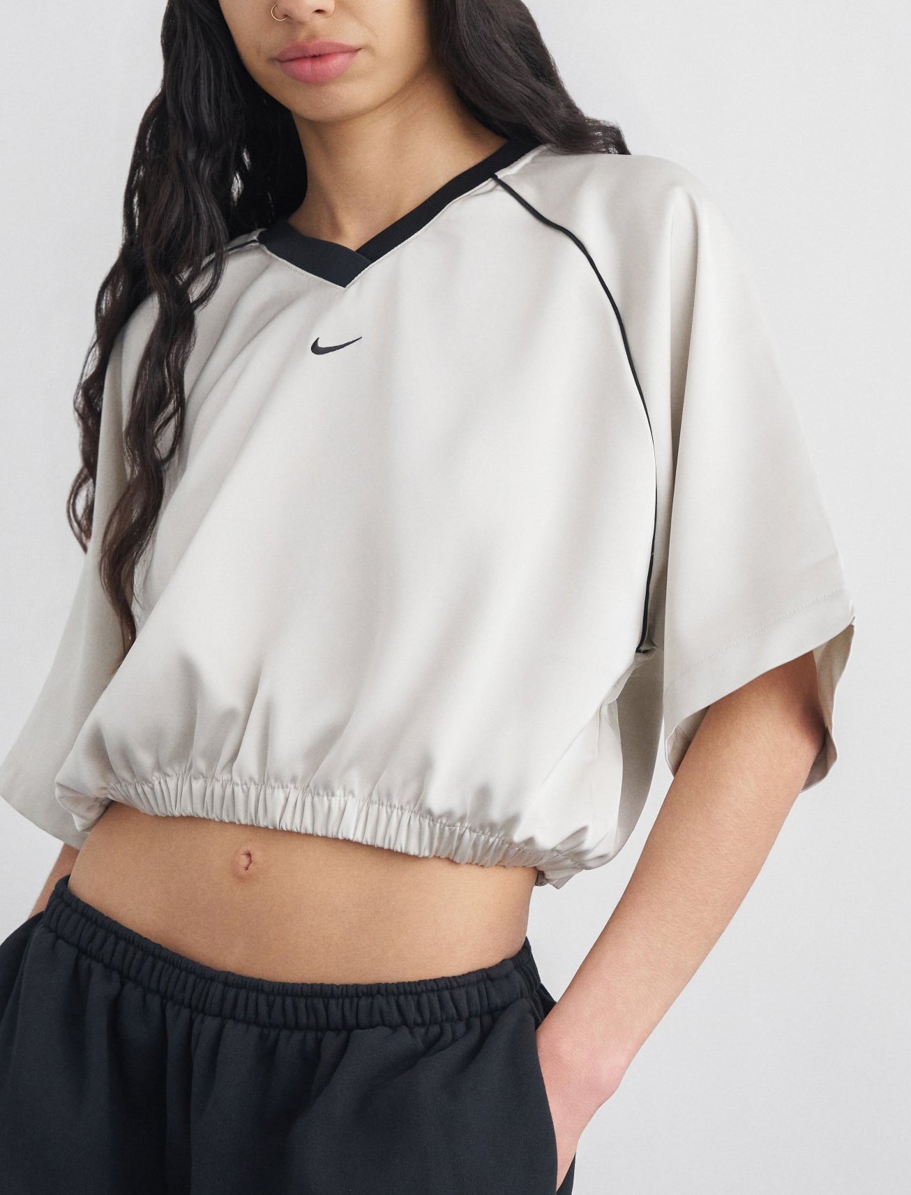 Top oversize satin Nike Sportswear IH1330-072 donna colore Light Bone/(Black)