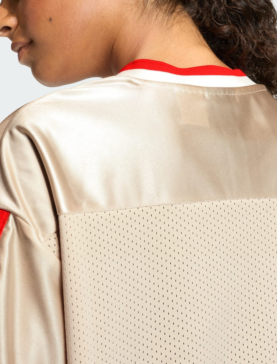 Adidas T-Shirt Stadium JZ1073 – dettaglio ravvicinato pannello tricot sulla spalla, vista posteriore