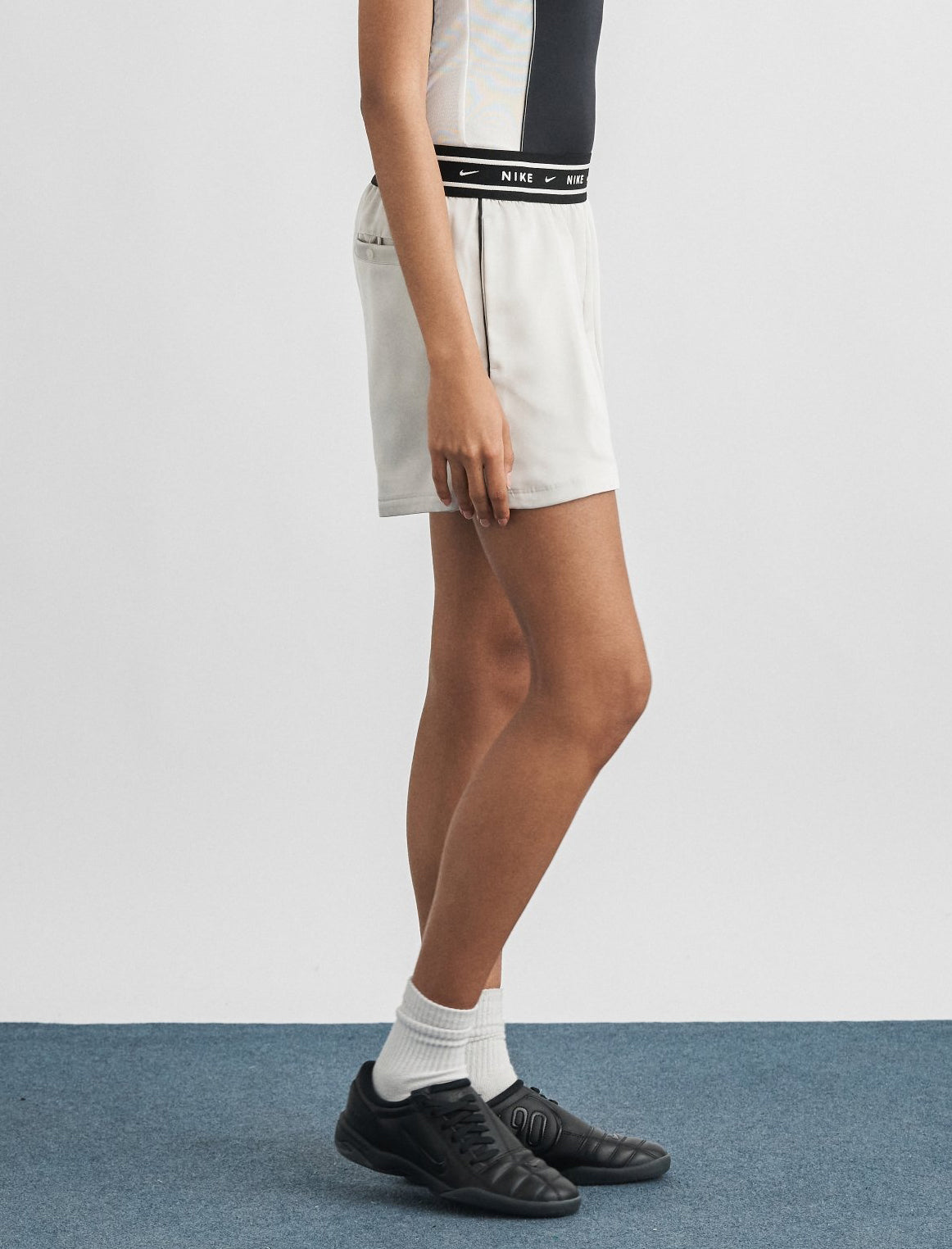 Shorts ampi satin Nike Sportswear IH1328-072 donna colore Light Bone/(Black)