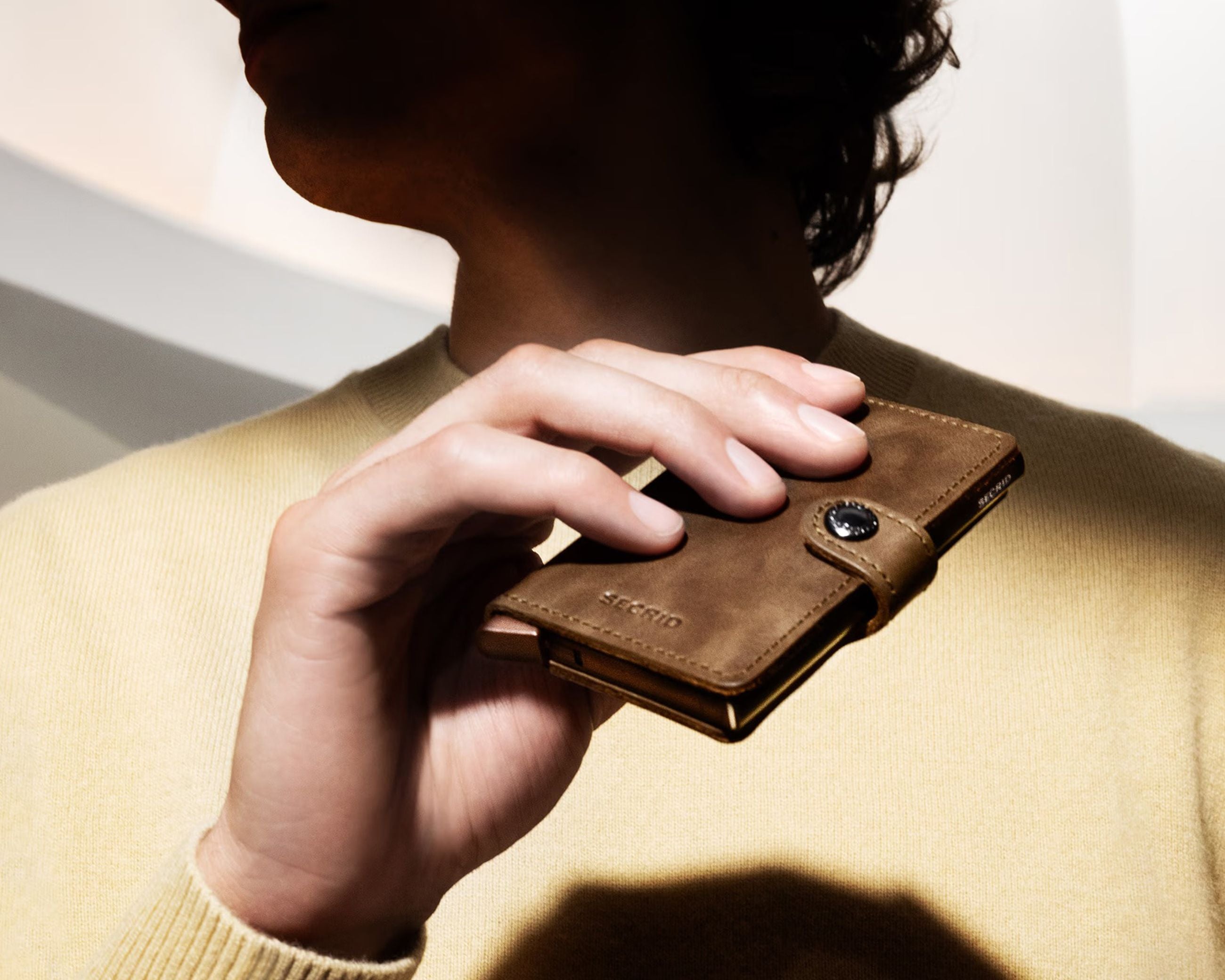 Portafoglio Secrid MV-Oak colore Oak – miniwallet in pelle con protezione RFID e chiusura a bottone
