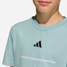 Adidas T-shirt Slogan KG5190 – dettaglio ravvicinato stampa slogan sul petto