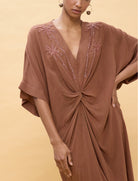 "Abito midi annodato Lola Casademunt LS2616010 colore Brown, nodo frontale, scollatura ricamata, maniche ampie, lino leggero stile bohémien – Donna"