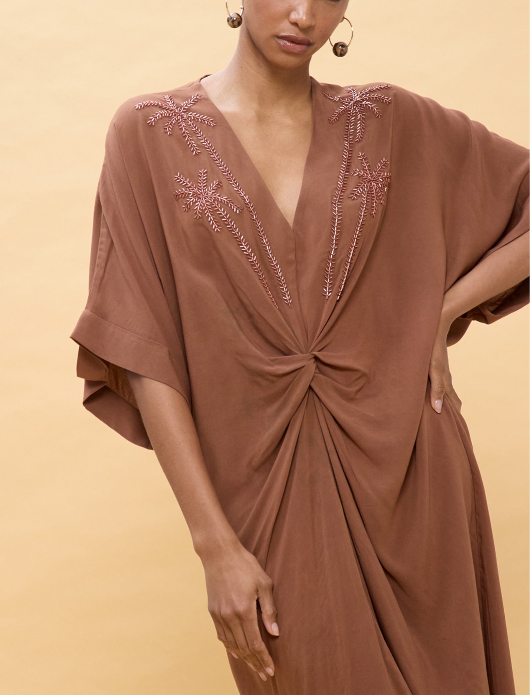 "Abito midi annodato Lola Casademunt LS2616010 colore Brown, nodo frontale, scollatura ricamata, maniche ampie, lino leggero stile bohémien – Donna"