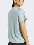 Adidas Soft Lux Tee KC9820 t-shirt donna verde wonder sage, tessuto effetto pesca con modal, manica raglan e logo 3 Bar