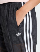 Vista laterale pantaloni Adidas Classic Lace Firebird KD0346 neri donna