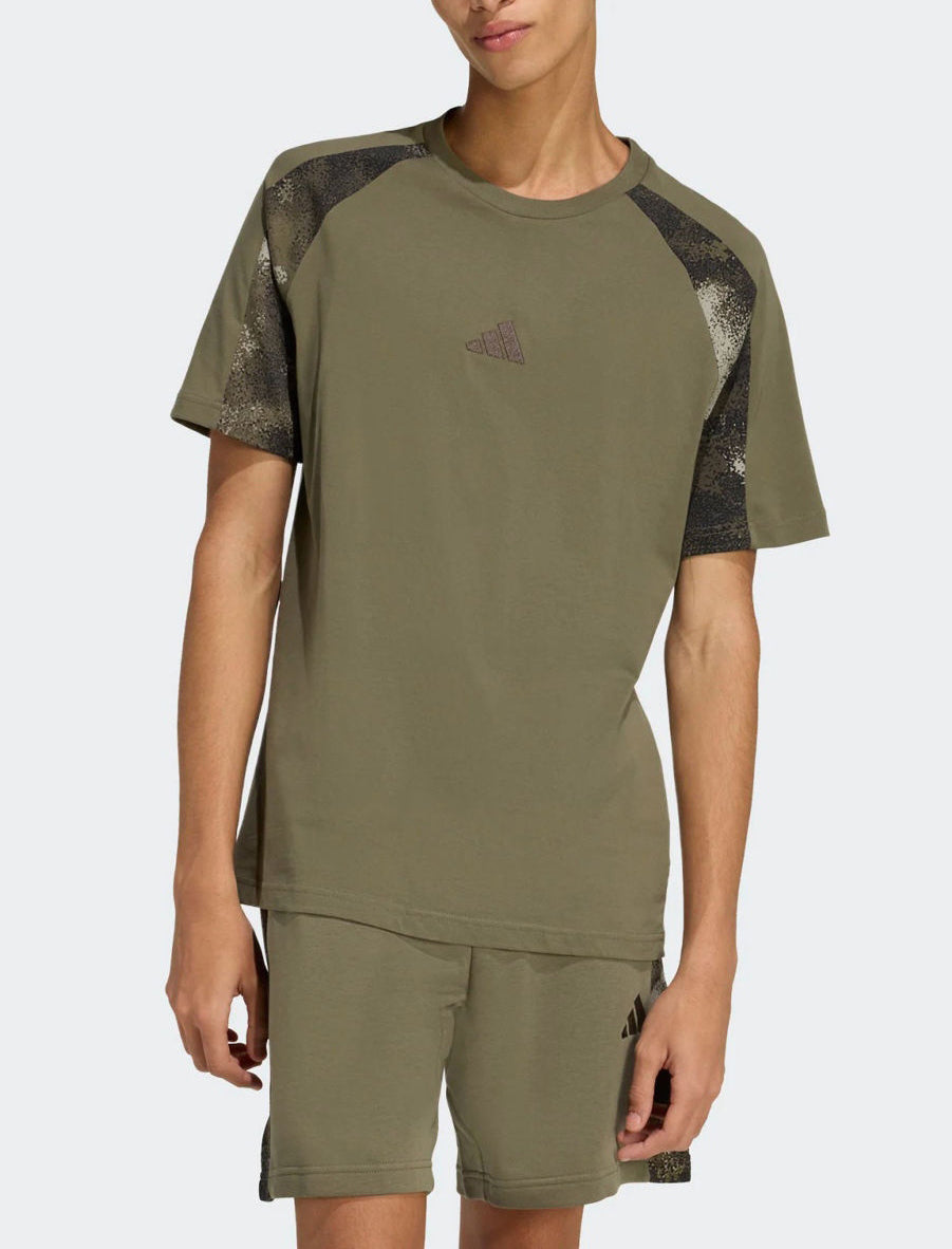 T-Shirt Adidas Camo Print JZ0150 uomo olive strata - Stampa camouflage all-over taglie S-XL