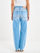 Vista posteriore jeans donna Vicolo Zoe DAB5106 denim chiaro – tasche posteriori, fit regular