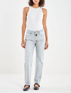 Jeans donna Vicolo Zoe DAB5110 denim grigio – vista frontale, vita media regular fit con bottoni gioiello