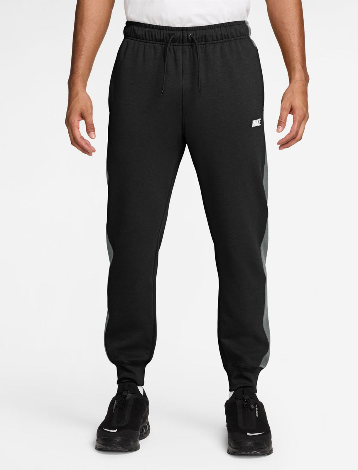 Joggers Nike Club Varsity IO1376-011 Black/Lt Smoke Grey Uomo