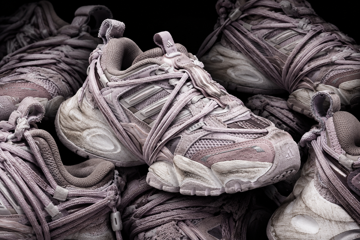 Banner home con sneaker rosa-lilla su sfondo nero