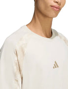 Dettaglio motivo mimetico e logo ricamato t-shirt Adidas Camo KC0708