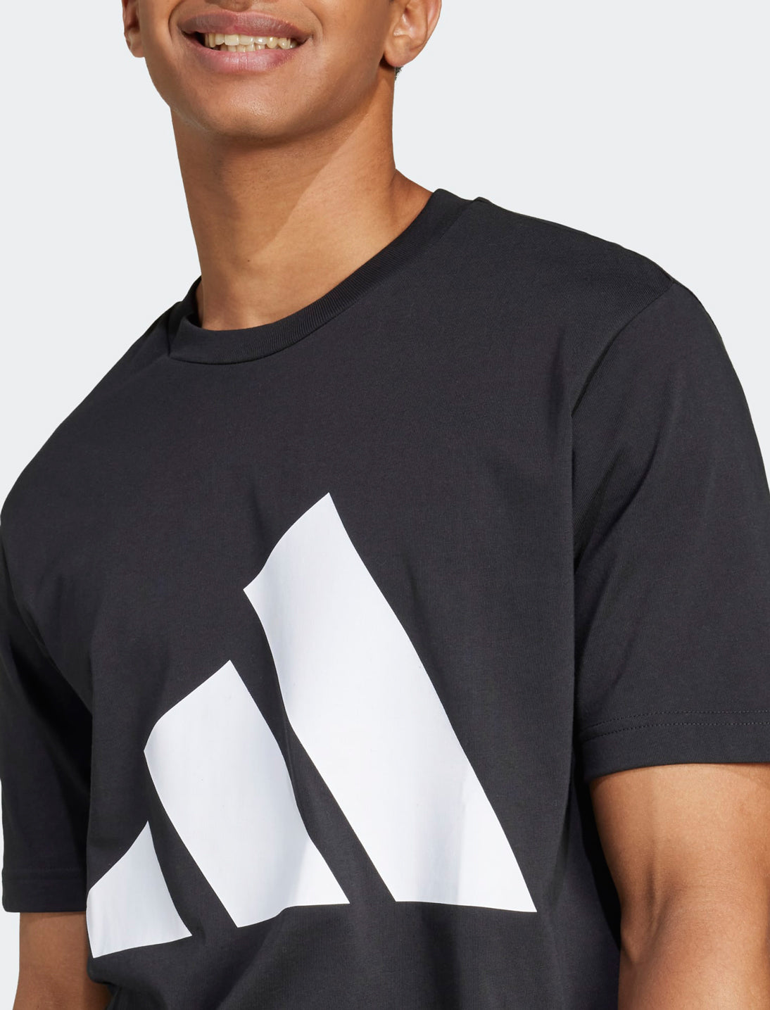 Dettaglio 3 Bar Logo oversize stampato sul petto della T-shirt Adidas Essentials JE8945 nera uomo