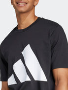 Dettaglio 3 Bar Logo oversize stampato sul petto della T-shirt Adidas Essentials JE8945 nera uomo